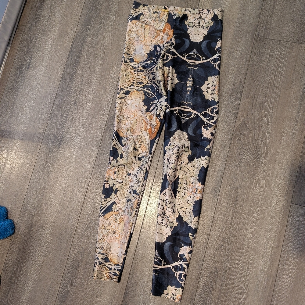 AUS S Blackmilk Mucha Leggings - Picture 2 of 7